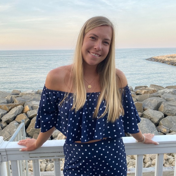 Profile Picture of Kirsten Vandresser (@kvandresser) on Poshmark