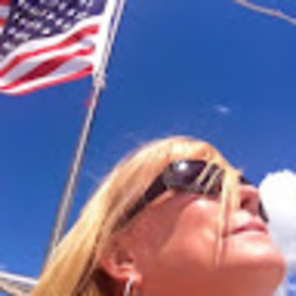 Profile Picture of Karen Larsen (@justkaren2) on Poshmark