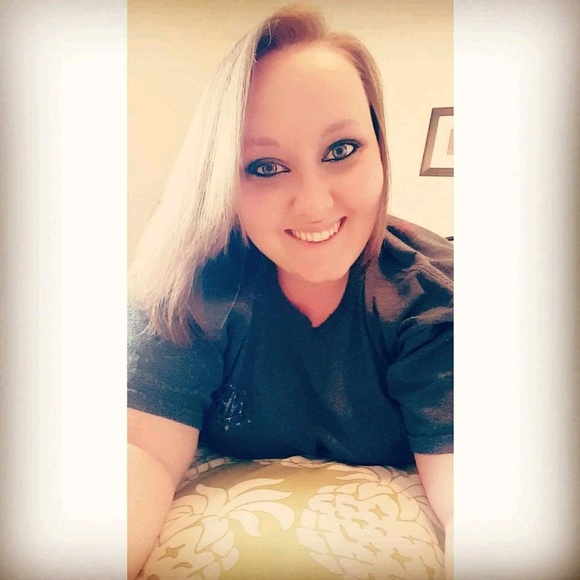 Profile Picture of Olivia Hale (@obc211) on Poshmark