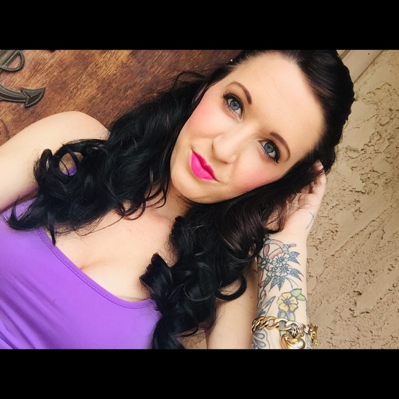 Profile Picture of Nicole Wescott (@nicolewescott) on Poshmark