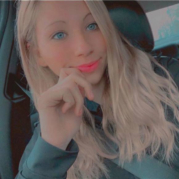 Profile Picture of Dana Bloedorn (@dmbloedorn) on Poshmark