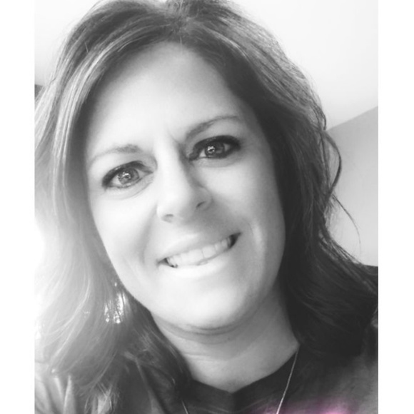 Profile Picture of Mandy Schultz (@mandyschultz) on Poshmark