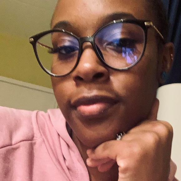 Profile Picture of Kenyetta Oliver (@sweetlilyetta) on Poshmark