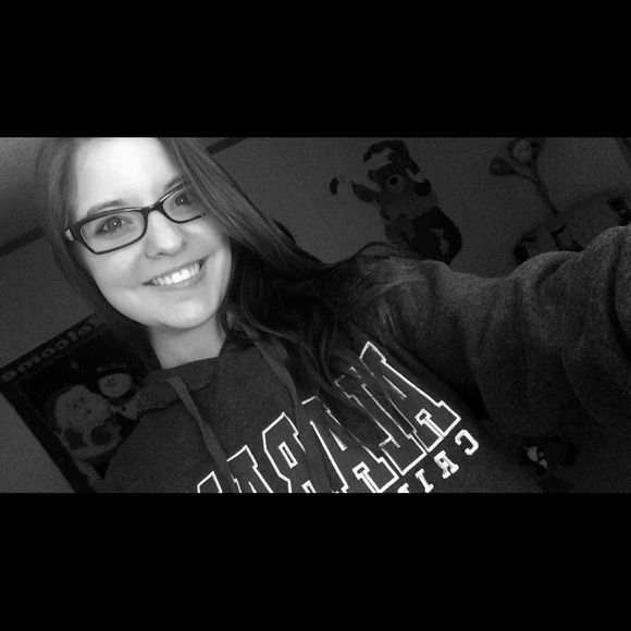 Profile Picture of Tiffany Mahus (@tiffam) on Poshmark