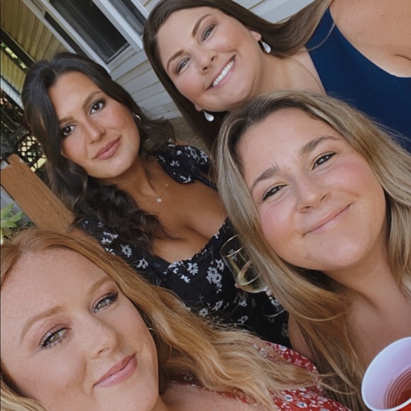 Profile Picture of Alexa Giuliani (@alexag02) on Poshmark