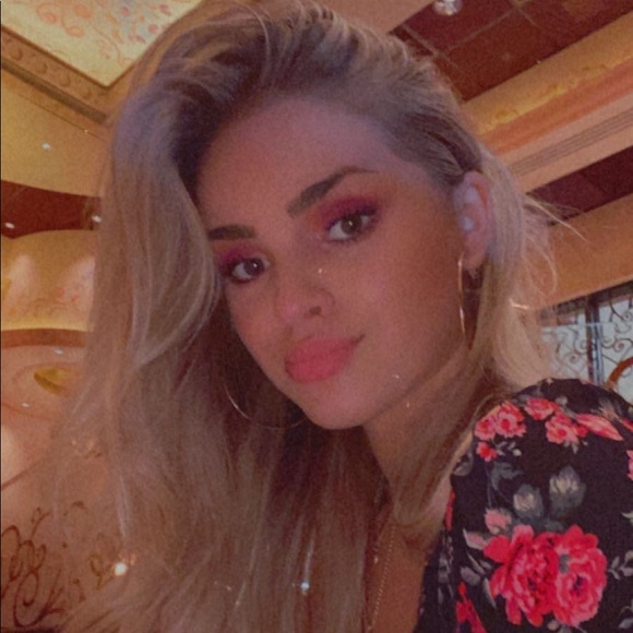 Profile Picture of Verona Deliu (@veronadeliu) on Poshmark