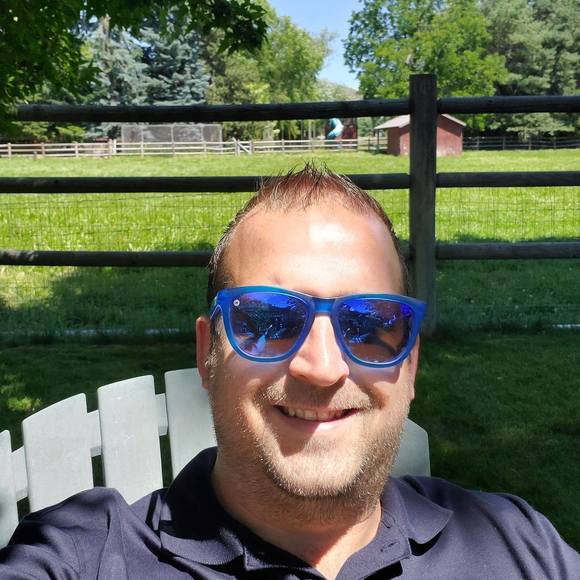 Profile Picture of Raoul Comaduran (@raoulcomaduran) on Poshmark