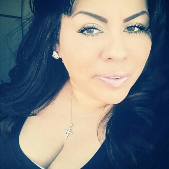 Profile Picture of Lisa Leyba (@lisleyba37) on Poshmark