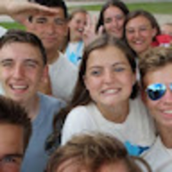 Profile Picture of Anne Davey (@annedaveyy) on Poshmark