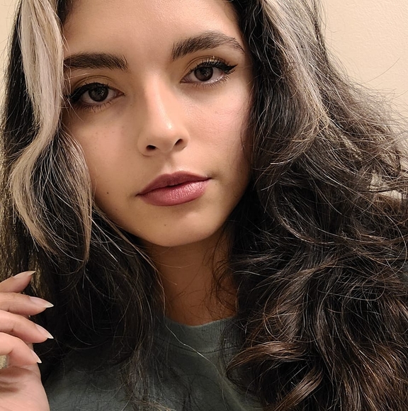 Profile Picture of Alex Roa (@roalexan) on Poshmark