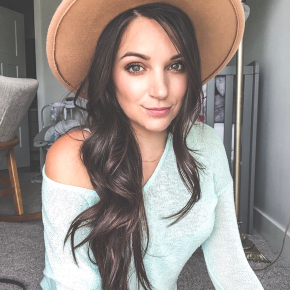 Profile Picture of Amanda Hutter (@amandahutter) on Poshmark