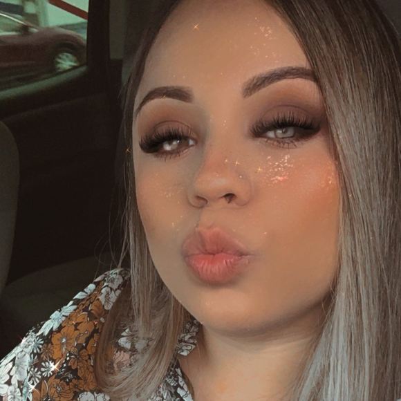 Profile Picture of Crystal Andrade (@crystaland) on Poshmark