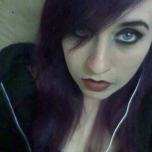 Profile Picture of Sara Benner (@hellanna313) on Poshmark