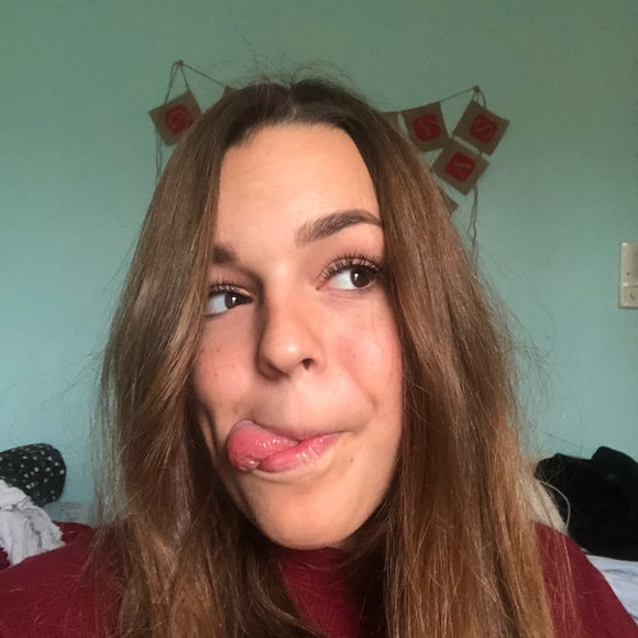 Profile Picture of Shaylee Hanson (@shayleedhanson) on Poshmark