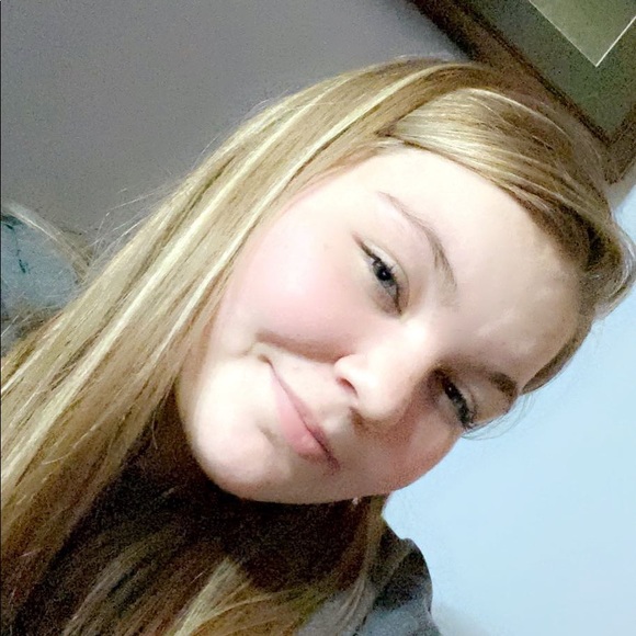 Profile Picture of Sarah Hoyt (@sarahhoyt74836) on Poshmark