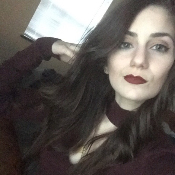 Profile Picture of Danielle Kubelus (@dkubelus) on Poshmark