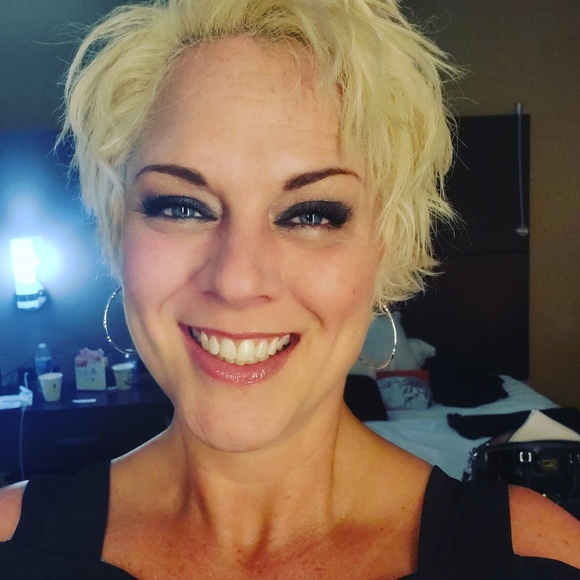 Linda Kolset - Poshmark Profile Picture of Linda Kolset (@cheerio_l) on Poshmark