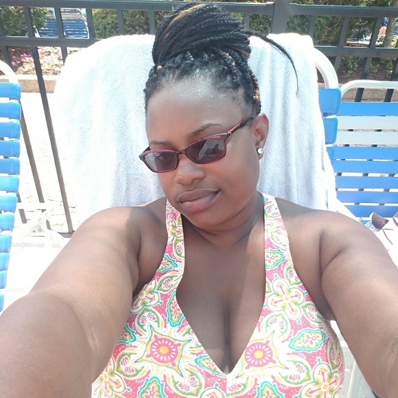 Profile Picture of Simone Gray (@smg5788) on Poshmark