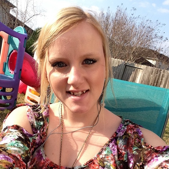 Profile Picture of Alyssabeth Qualls (@alyssabeth16) on Poshmark