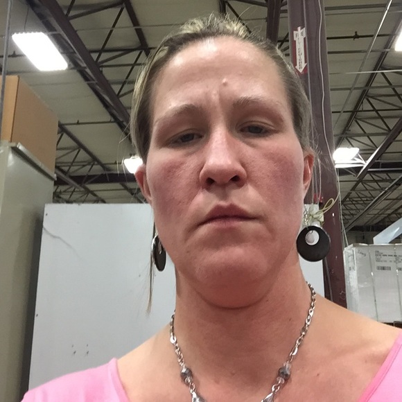 Profile Picture of Amanda Shiflet (@amandashiflet) on Poshmark