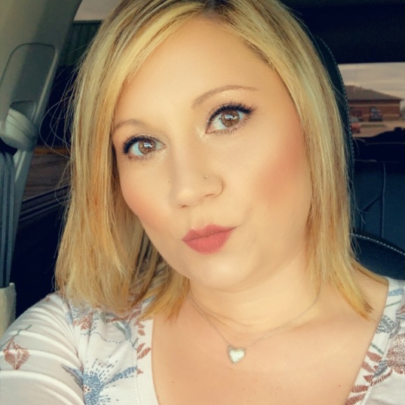 Profile Picture of Misti Love (@cheska_alise) on Poshmark