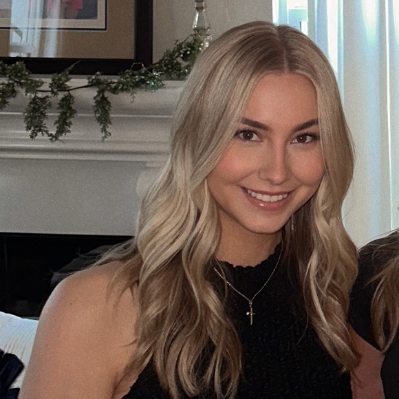 Profile Picture of Erika Gerdes (@erika_gerdes) on Poshmark