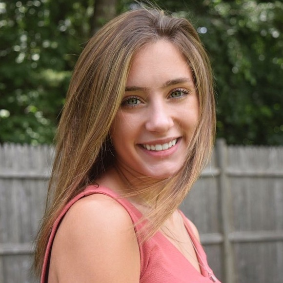 Sarah Bakas - Poshmark Profile Picture of Sarah Bakas (@sarahwardrobe) on Poshmark