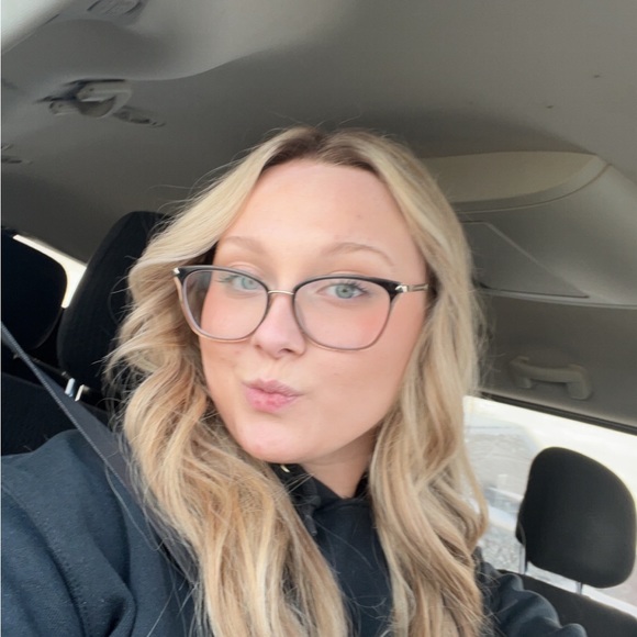 Profile Picture of Emily Maloff (@emilymaloff) on Poshmark