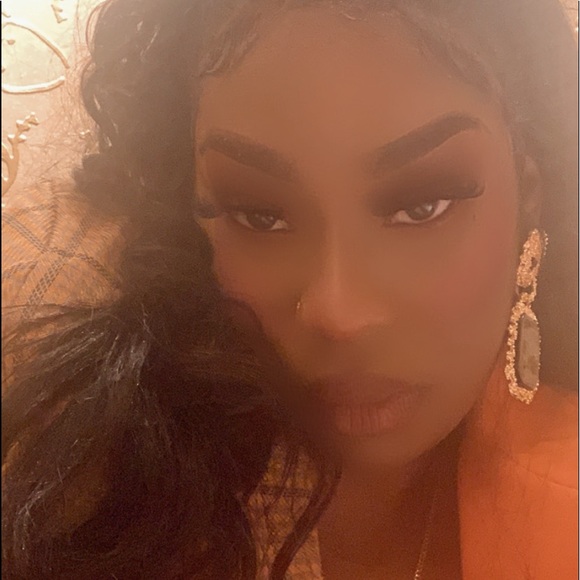 Profile Picture of Radiesha Vassell (@radieshavassell) on Poshmark