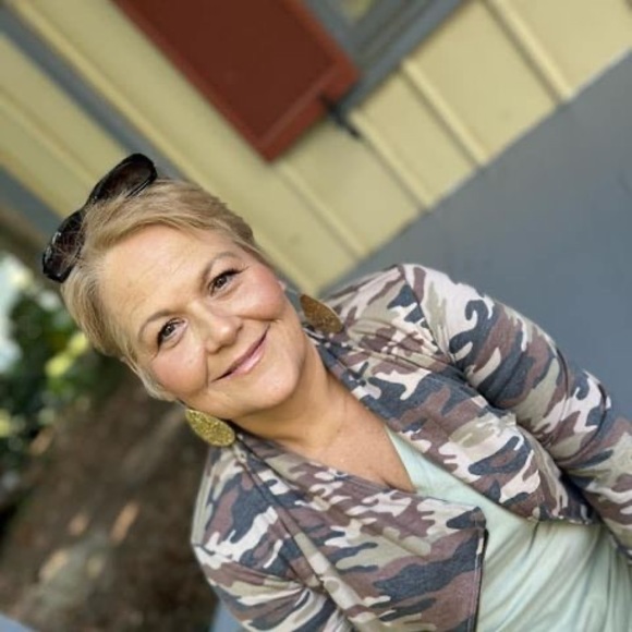 Profile Picture of Elena Royals (@elenaroyals) on Poshmark