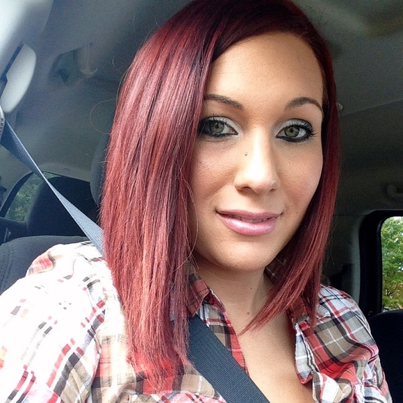 Emily Salat - Poshmark Profile Picture of Emily Salat (@evsmith09) on Poshmark