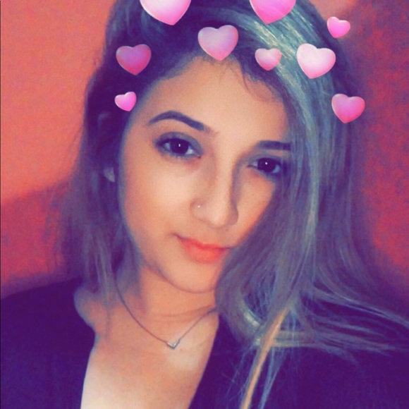 Profile Picture of Crystal Martin (@cmartinsegura) on Poshmark
