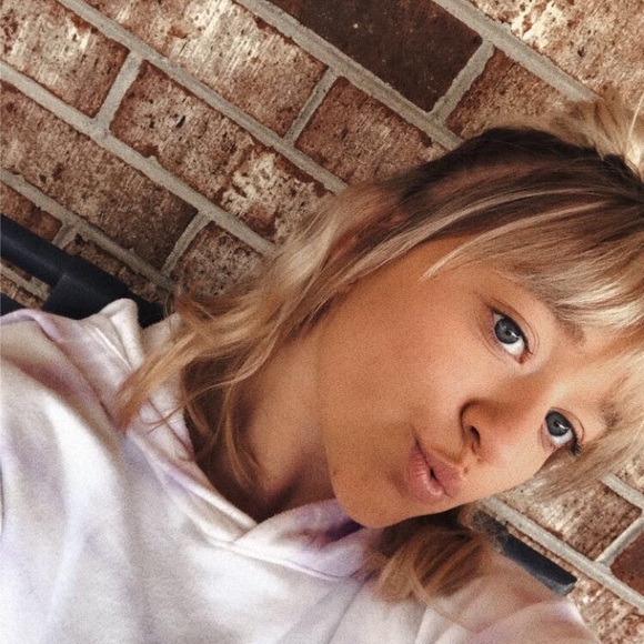 Profile Picture of Ashleigh Powell (@cindylou289) on Poshmark