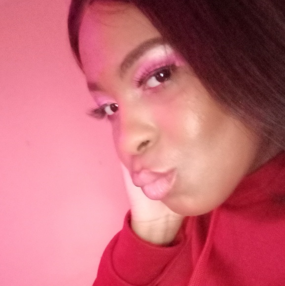 Profile Picture of Angela Tuitt (@angelatuitt96) on Poshmark