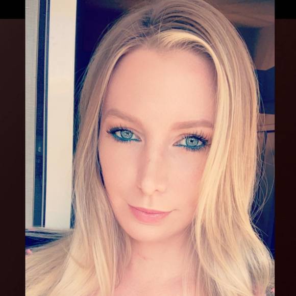 Profile Picture of Stephanie Pavilonis (@smpav1686) on Poshmark