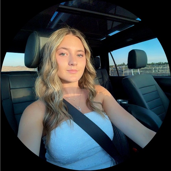 Profile Picture of Emilee Blumenschein (@eblumenschein) on Poshmark