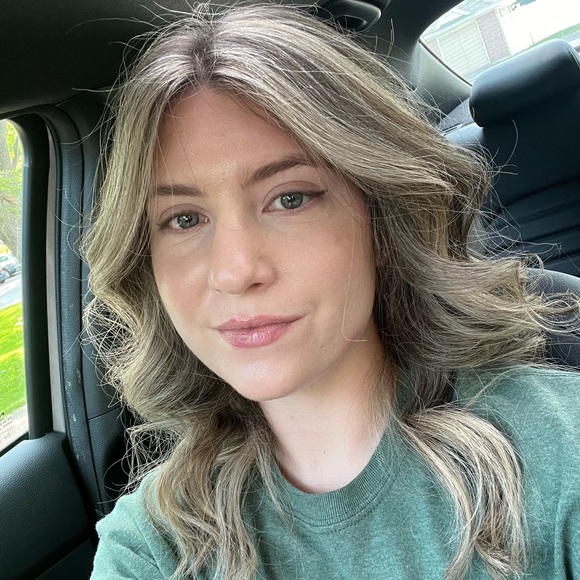 Profile Picture of Nicole Scipione (@nicolescipione) on Poshmark