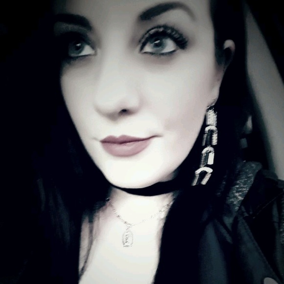 Profile Picture of Amanda Olivares (@mandyolivares) on Poshmark