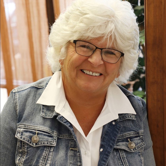 Profile Picture of Kim Nave (@kimnave) on Poshmark