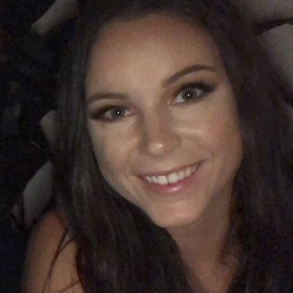 Profile Picture of Nichole Pearson (@nicholepearsonn) on Poshmark