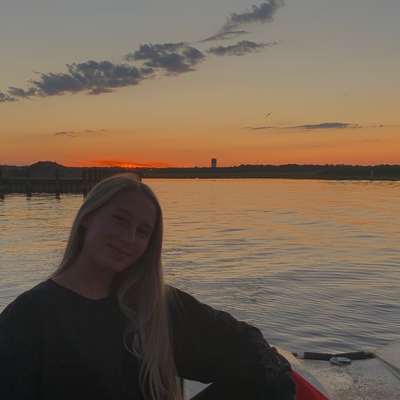 Profile Picture of Carli Ballotta (@carliballotta) on Poshmark