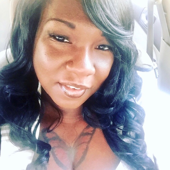 Profile Picture of Dawn Cox (@masterpiece523) on Poshmark