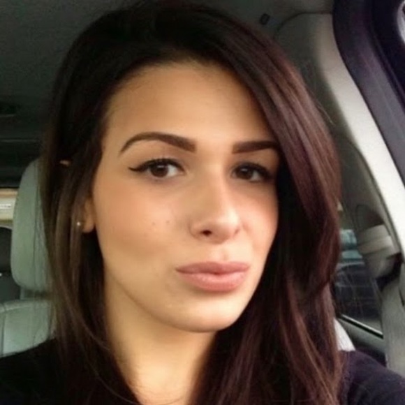 Profile Picture of Amanda Docampo (@adocampo248) on Poshmark