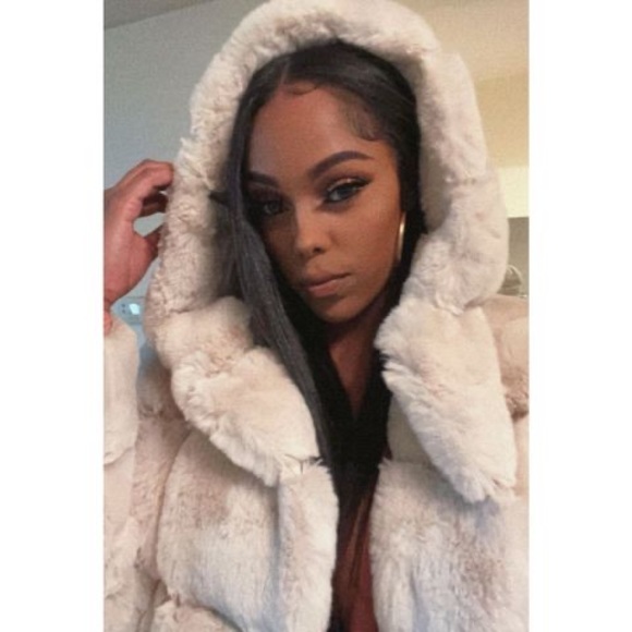 Profile Picture of Mimi James (@mimijames294) on Poshmark