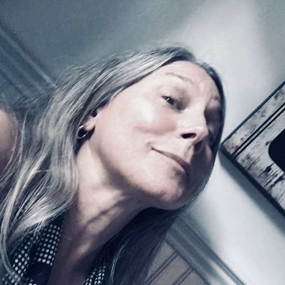 Profile Picture of Joanne Rybczyk (@jrybczyk) on Poshmark