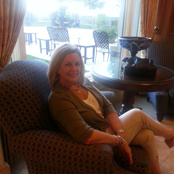 Profile Picture of Janet Colborne (@vinoqueen) on Poshmark