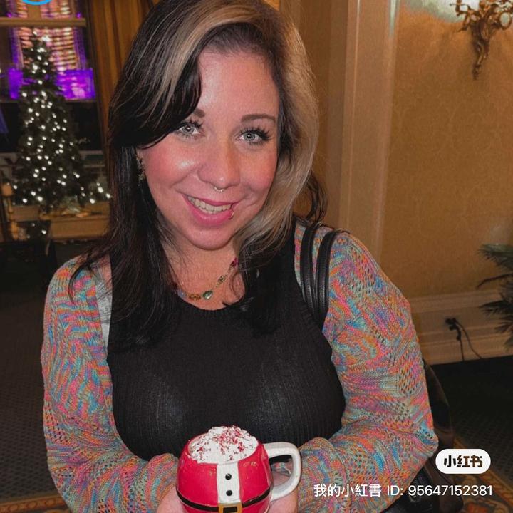 Profile Picture of 📚Melanie Reads📚 (@desiredisasters) on Tiktok
