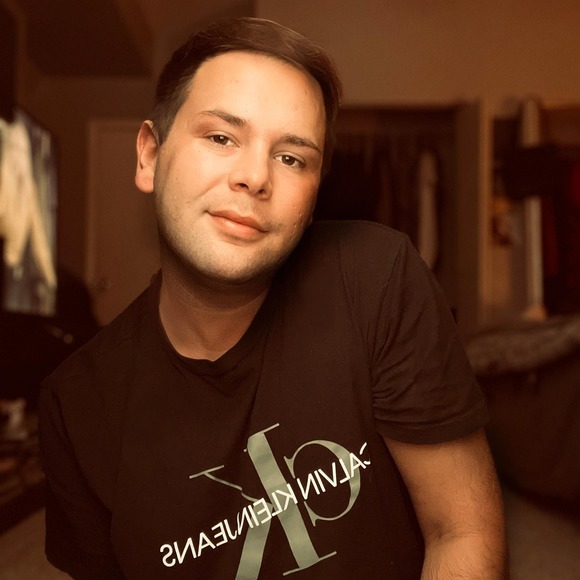 Profile Picture of Kevin Gruver (@kevingruver) on Poshmark