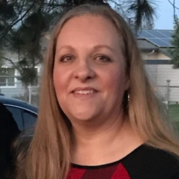 Profile Picture of Lori Pultz (@loripultz) on Poshmark