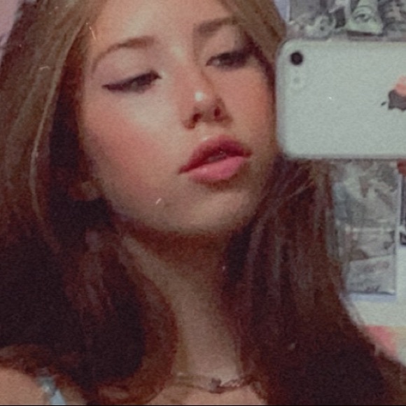 Profile Picture of Alice Anderson (@aliceanderso963) on Poshmark